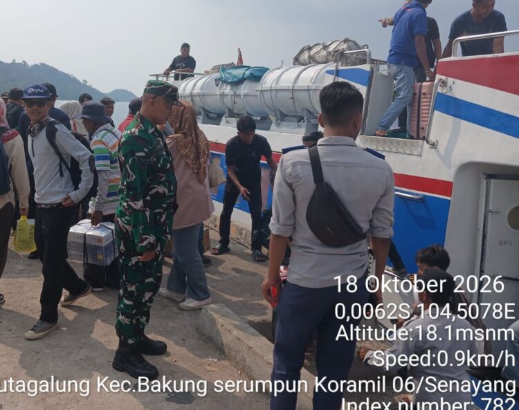 Babinsa Koramil 06/Senayang Kodim 0315/Tanjungpinang, Serka H.P. Hutagalung, bersama petugas Dinas Perhubungan, Aspar, melaksanakan pemantauan dan pengamanan aktivitas pelayaran di Pelabuhan Rakyat Desa Tanjung Kelit, Kecamatan Bakung Serumpun, Kabupaten Lingga, Provinsi Kepulauan Riau, Minggu (18/10/26).
Foto: Juli