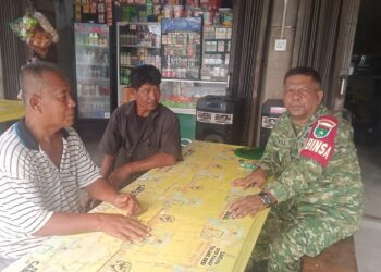 Babinsa Koramil 06/Senayang, Kodim 0315/Tanjungpinang, Peltu Jani Sembiring, mengimbau masyarakat Desa Rejai, Kecamatan Bakung Serumpun, Kabupaten Lingga, Kepulauan Riau, agar mewaspadai penyebaran paham radikalisme, intoleransi, separatisme, serta berita bohong atau hoaks di media sosial. (21/10/26)
Foto: Bg-Joel