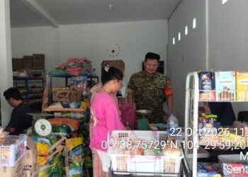 Babinsa Koramil 06/Senayang Kodim 0315/Tanjungpinang, Sertu M. Hasan Mubarok, melaksanakan kegiatan monitoring harga dan ketersediaan bahan pokok di wilayah Desa Mamut, Kecamatan Senayang, Kabupaten Lingga, Provinsi Kepulauan Riau, Kamis (22/10/26).
Foto: Bg Joel