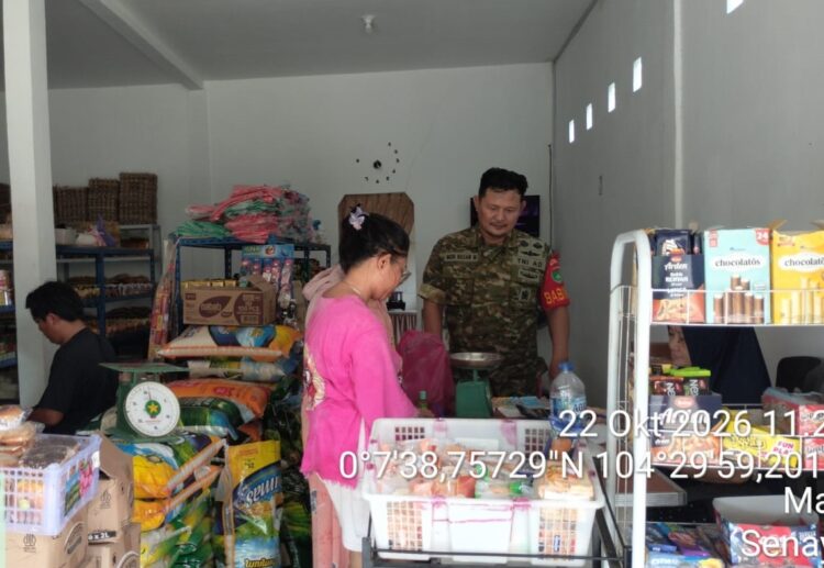 Babinsa Koramil 06/Senayang Kodim 0315/Tanjungpinang, Sertu M. Hasan Mubarok, melaksanakan kegiatan monitoring harga dan ketersediaan bahan pokok di wilayah Desa Mamut, Kecamatan Senayang, Kabupaten Lingga, Provinsi Kepulauan Riau, Kamis (22/10/26).
Foto: Bg Joel