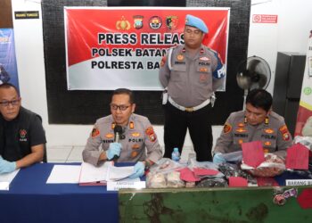 Kasus Pria Tewas di Kos Batam Kota, Polisi Ungkap Kronologi dan Amankan Tersangka. (26/10/26).
Foto: Polsek Batam Kota