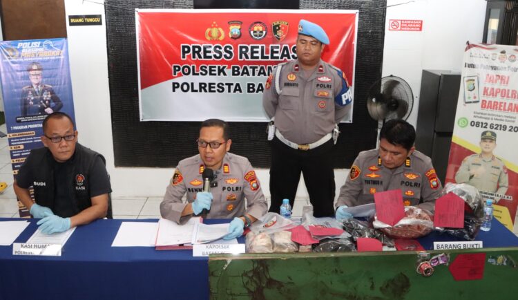 Kasus Pria Tewas di Kos Batam Kota, Polisi Ungkap Kronologi dan Amankan Tersangka. (26/10/26).
Foto: Polsek Batam Kota
