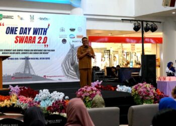 Kepala Dinas Kebudayaan dan Pariwisata Kota Batam Ardiwinata saat memberikan sambutan di "One Day With Swara 2.0" di Atrium Timur Mega Mall Batam Center, (27/10/26) 
Foto: Arsip Dinas Kebudayaan dan Pariwisata Kota Batam