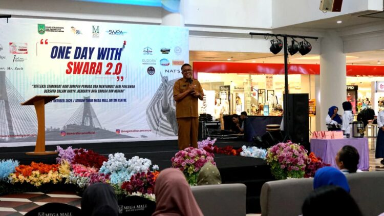 Kepala Dinas Kebudayaan dan Pariwisata Kota Batam Ardiwinata saat memberikan sambutan di "One Day With Swara 2.0" di Atrium Timur Mega Mall Batam Center, (27/10/26)
Foto: Arsip Dinas Kebudayaan dan Pariwisata Kota Batam