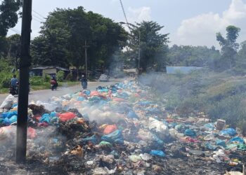 Tumpukan sampah terlihat menggunung di Jalan Raya Sei Lekop-Sagulung, tepat di depan Perumahan Griya Permai dekat Tunas Regency, Sagulung, Selasa (27/10/26)
Foto: Laam/Istimewa