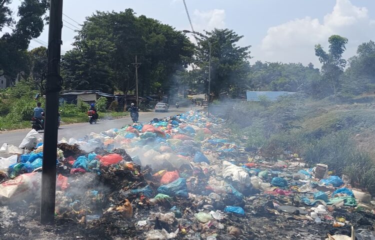 Tumpukan sampah terlihat menggunung di Jalan Raya Sei Lekop-Sagulung, tepat di depan Perumahan Griya Permai dekat Tunas Regency, Sagulung, Selasa (27/10/26)
Foto: Laam/Istimewa