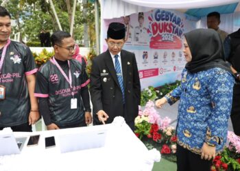 Gebyar Dukstar untuk mempermudah masyarakat mengurus dokumen administrasi kependudukan. Layanan jemput bola ini dibuka di Dataran Engku Putri, Rabu (28/10/26)
Foto: JM