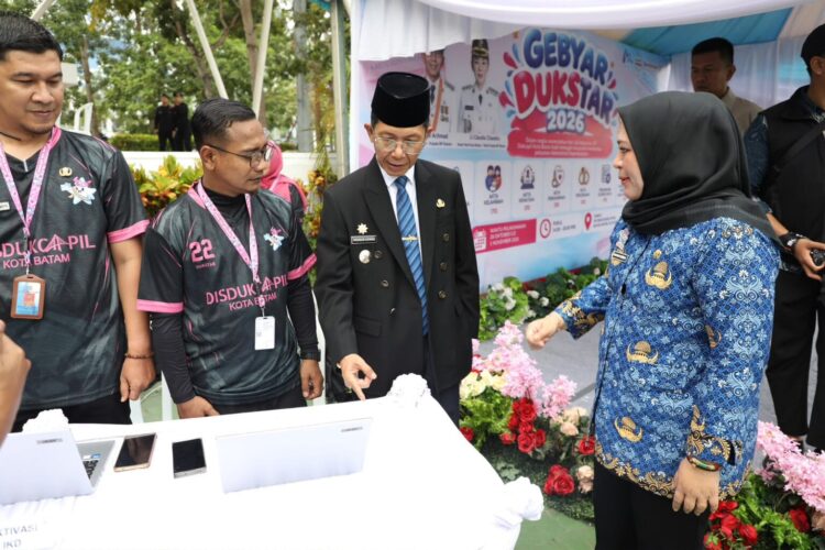 Gebyar Dukstar untuk mempermudah masyarakat mengurus dokumen administrasi kependudukan. Layanan jemput bola ini dibuka di Dataran Engku Putri, Rabu (28/10/26)
Foto: JM