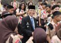 Wali Kota Batam, Amsakar Achmad, bersama sejumlah pemuda usai upacara peringatan Hari Sumpah Pemuda tingkat Kota Batam di Dataran Engku Putri, Batam Centre, Rabu (28/10/26)
Foto: Lam