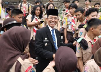 Wali Kota Batam, Amsakar Achmad, bersama sejumlah pemuda usai upacara peringatan Hari Sumpah Pemuda tingkat Kota Batam di Dataran Engku Putri, Batam Centre, Rabu (28/10/26)
Foto: Lam