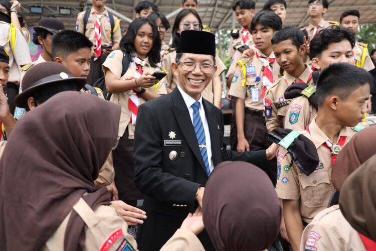 Wali Kota Batam, Amsakar Achmad, bersama sejumlah pemuda usai upacara peringatan Hari Sumpah Pemuda tingkat Kota Batam di Dataran Engku Putri, Batam Centre, Rabu (28/10/26)
Foto: Lam