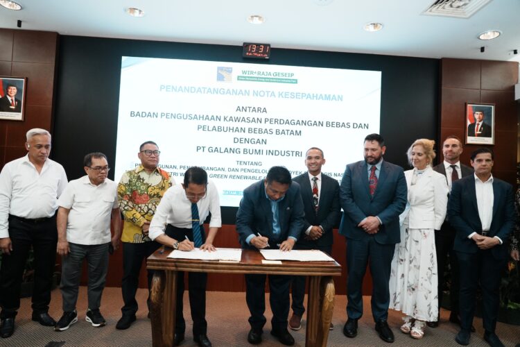 Badan Pengusahaan Batam (BP Batam) menandatangani Nota Kesepakatan dengan PT Galang Bumi Industri terkait pembangunan, pengembangan, dan pengelolaan Proyek Strategis Nasional (PSN) Kawasan Industri Wiraraja Green Renewable Energy & Smart-Eco Industrial Park, Rabu (28/10/26).
Foto: BP Batam