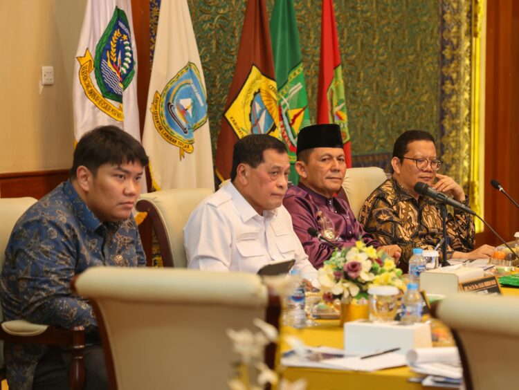 Kunker Reses Komisi VI DPR RI yang dipimpin Wakil Ketua Komisi VI DPR RI Nurdin Halid bersama Gubernur Kepri Ansar Ahmad di Gedung Daerah, Tanjungpinang, Jumat (09/10/26).
Foto: Kepriprov.go.id