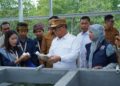 Wakil Gubernur Kepulauan Riau (Kepri), Nyanyang Haris Pratamura, meresmikan Rumah Budidaya Rumput Laut di Kelurahan Sembulang, Kecamatan Galang, Kota Batam, Senin (26/10/26).
Foto: kepriprov.go.id