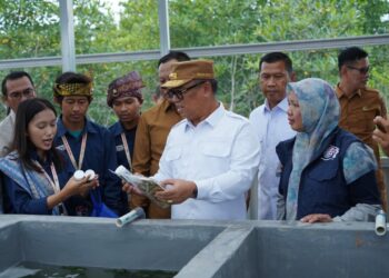 Wakil Gubernur Kepulauan Riau (Kepri), Nyanyang Haris Pratamura, meresmikan Rumah Budidaya Rumput Laut di Kelurahan Sembulang, Kecamatan Galang, Kota Batam, Senin (26/10/26).
Foto: kepriprov.go.id