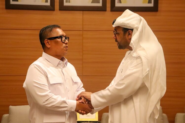 Wakil Gubernur Kepulauan Riau Nyanyang Haris Pratamura memimpin pertemuan Pemerintah Provinsi Kepulauan Riau (Pemprov Kepri) dengan Duta Besar Uni Emirat Arab (UEA) untuk Indonesia Abdulla Salem AlDhaheri di Kediaman Dinas Duta Besar UEA, Jakarta Selatan, Kamis (08/10/26).
Foto: Kepriprov.go.id